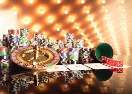 Dealer profesional toko79 menyelenggarakan Casino Hold'em dari studio dengan kualitas broadcast HD